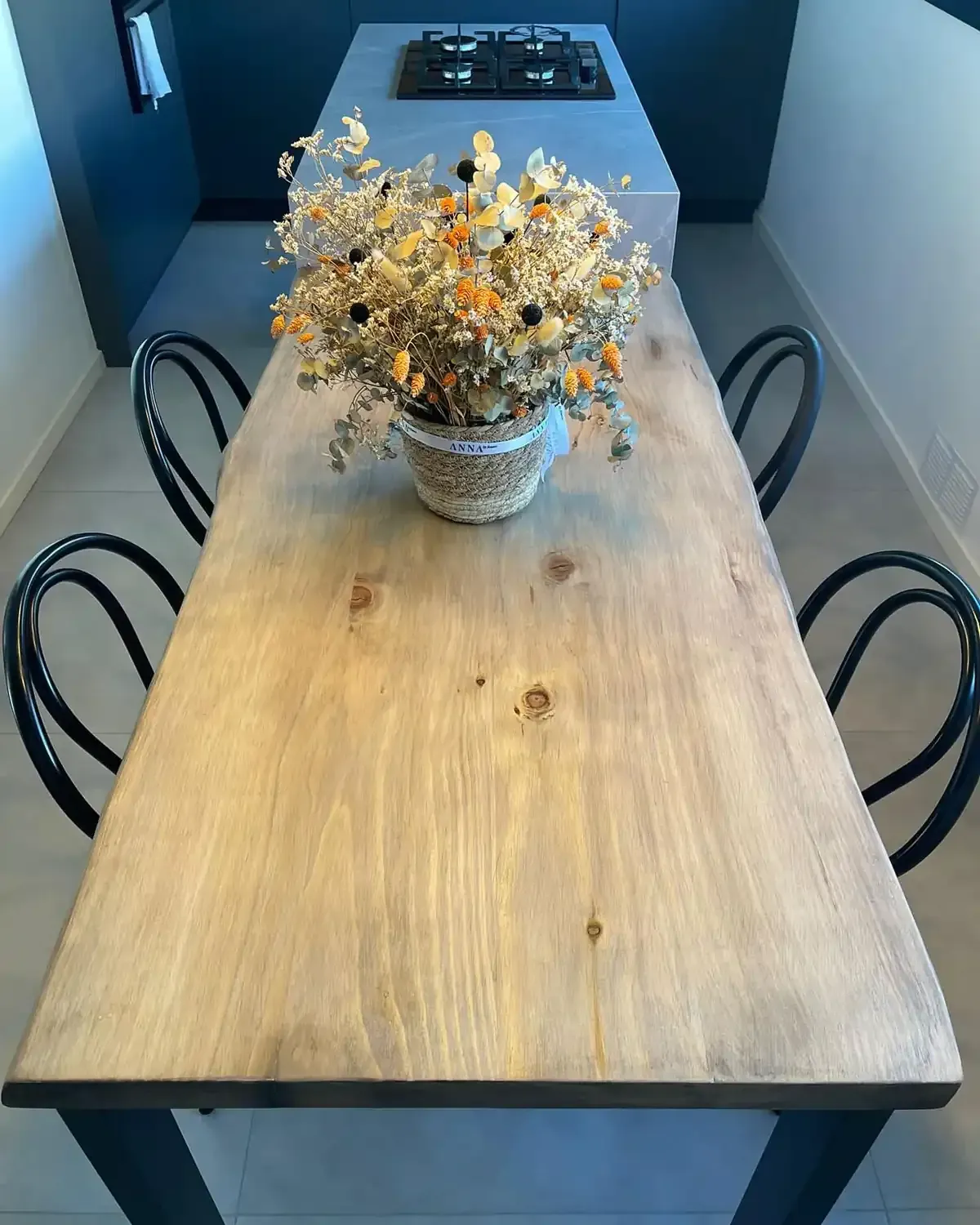 Mesa de comedor de madera