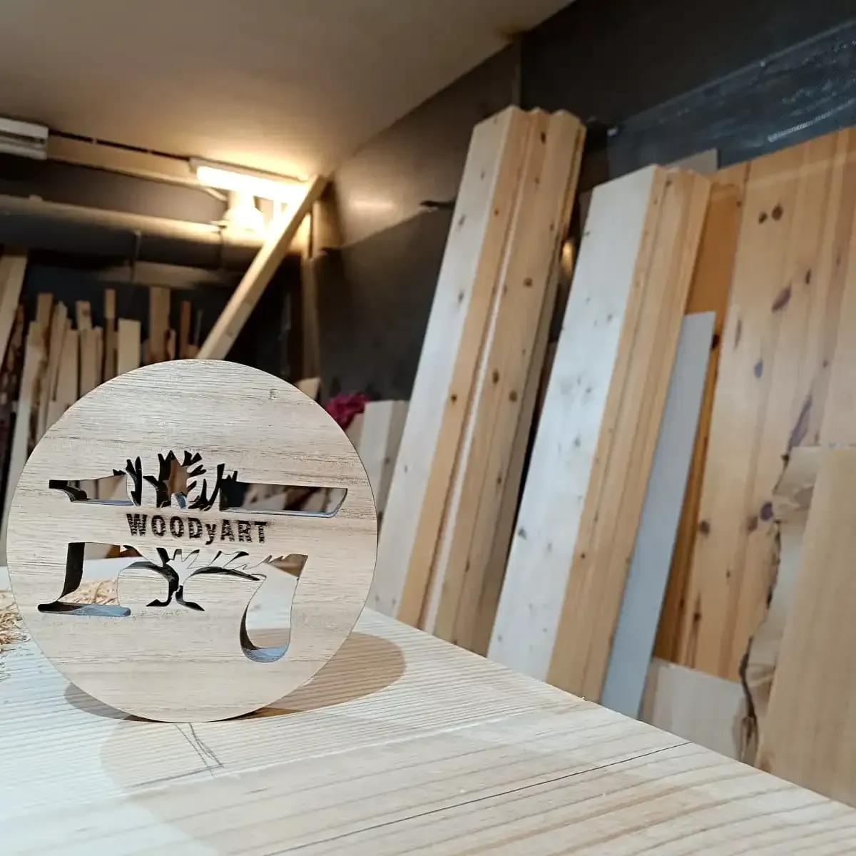 Placa decorativa redonda de madera con el texto 