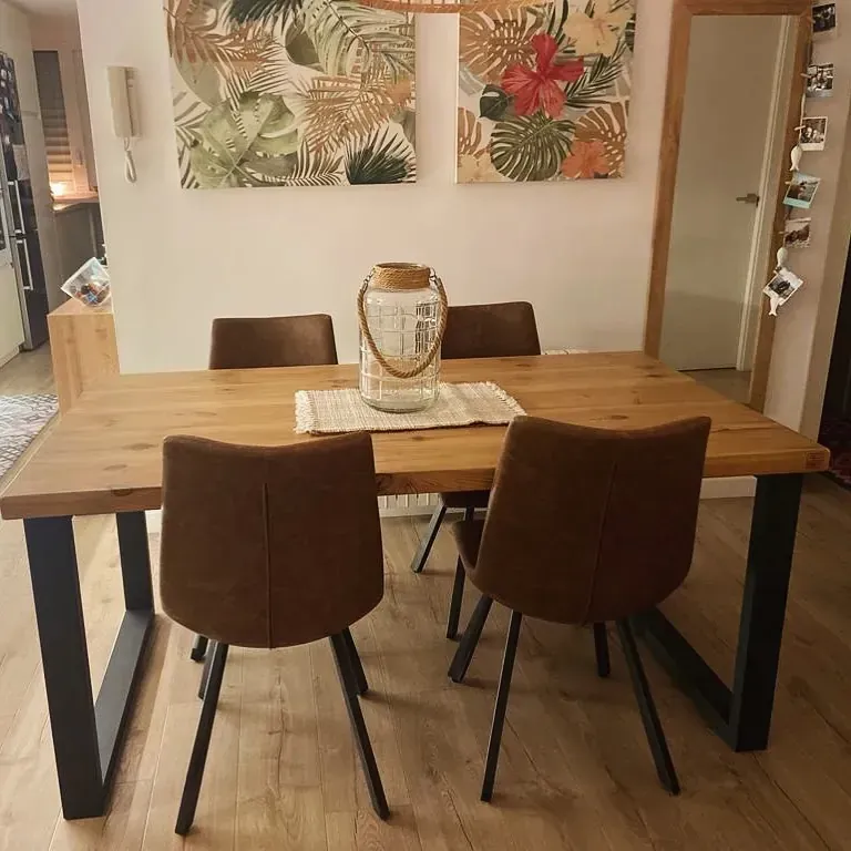 Mesa de comedor de madera