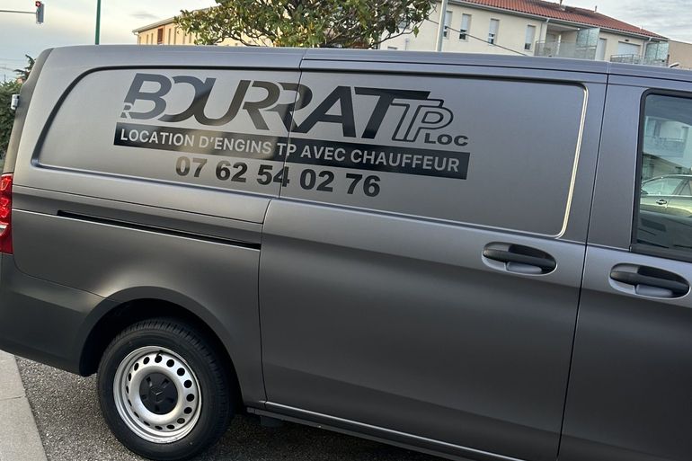 Camionnette noire BURRATPROLOC avec numéro de téléphone, garée à l'extérieur, près d'un bâtiment