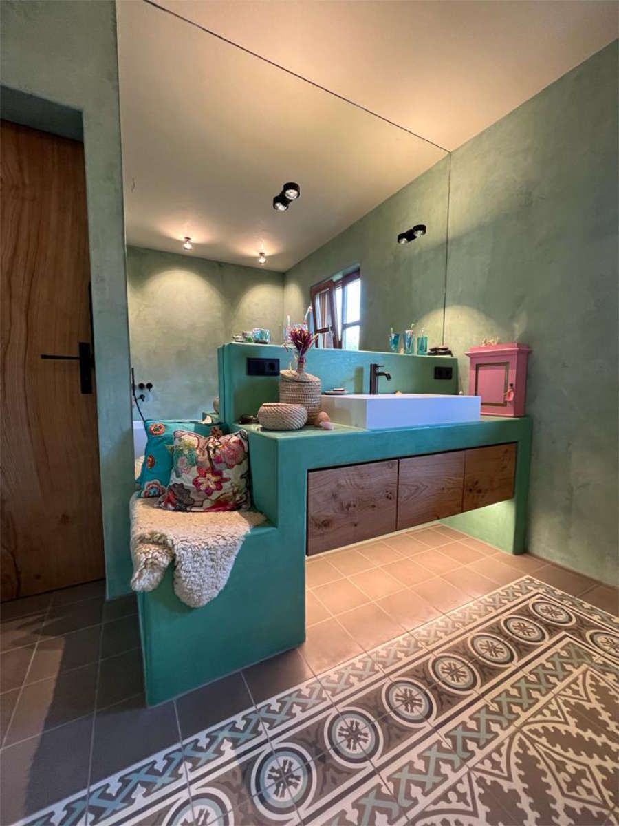 Vollflächiger durchgehender Wandspiegel im Badezimmer