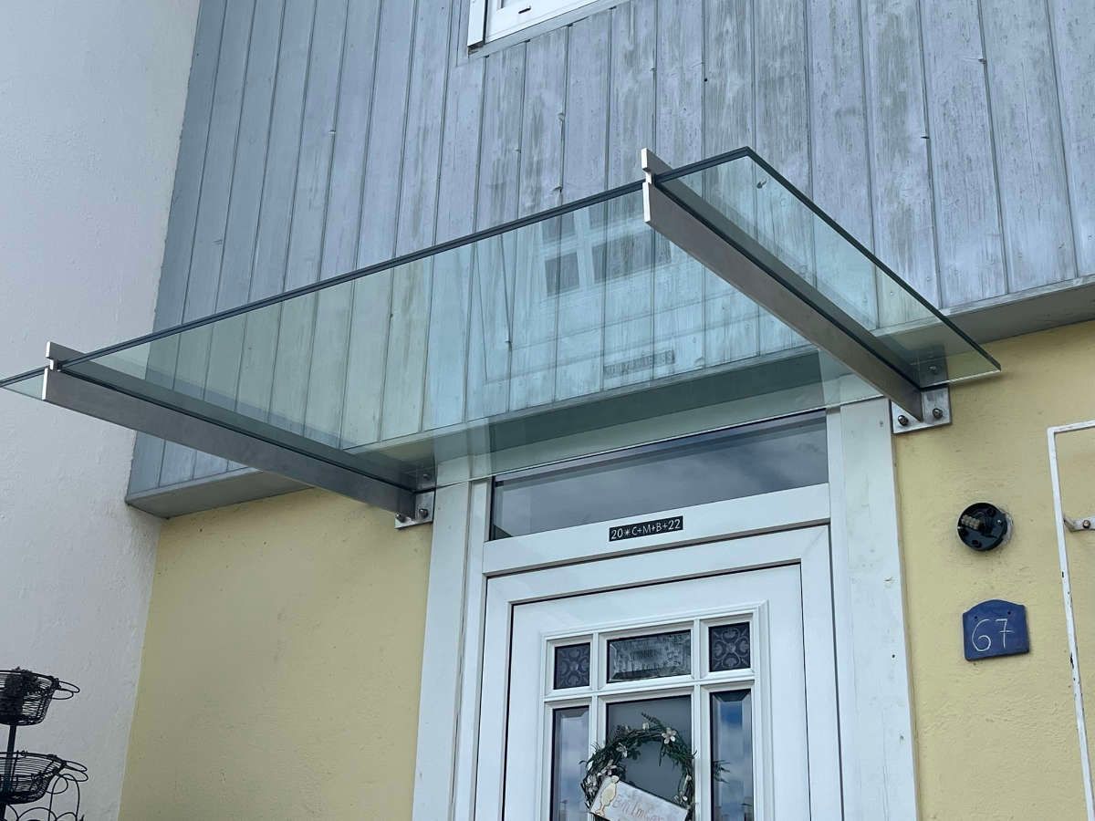 Glas-Vordach vor Eingangstür