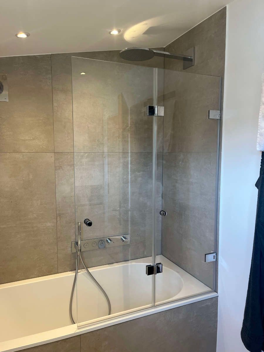 Klappbarer Spritzschutz für Badewanne