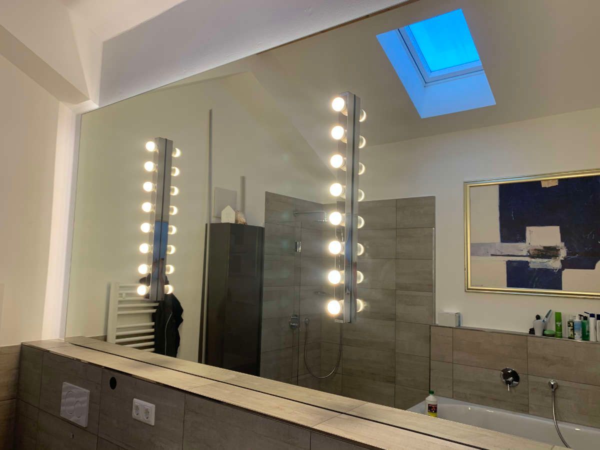 Badezimmer-Spiegel vollflächig mit eingebauten Lichtelementen