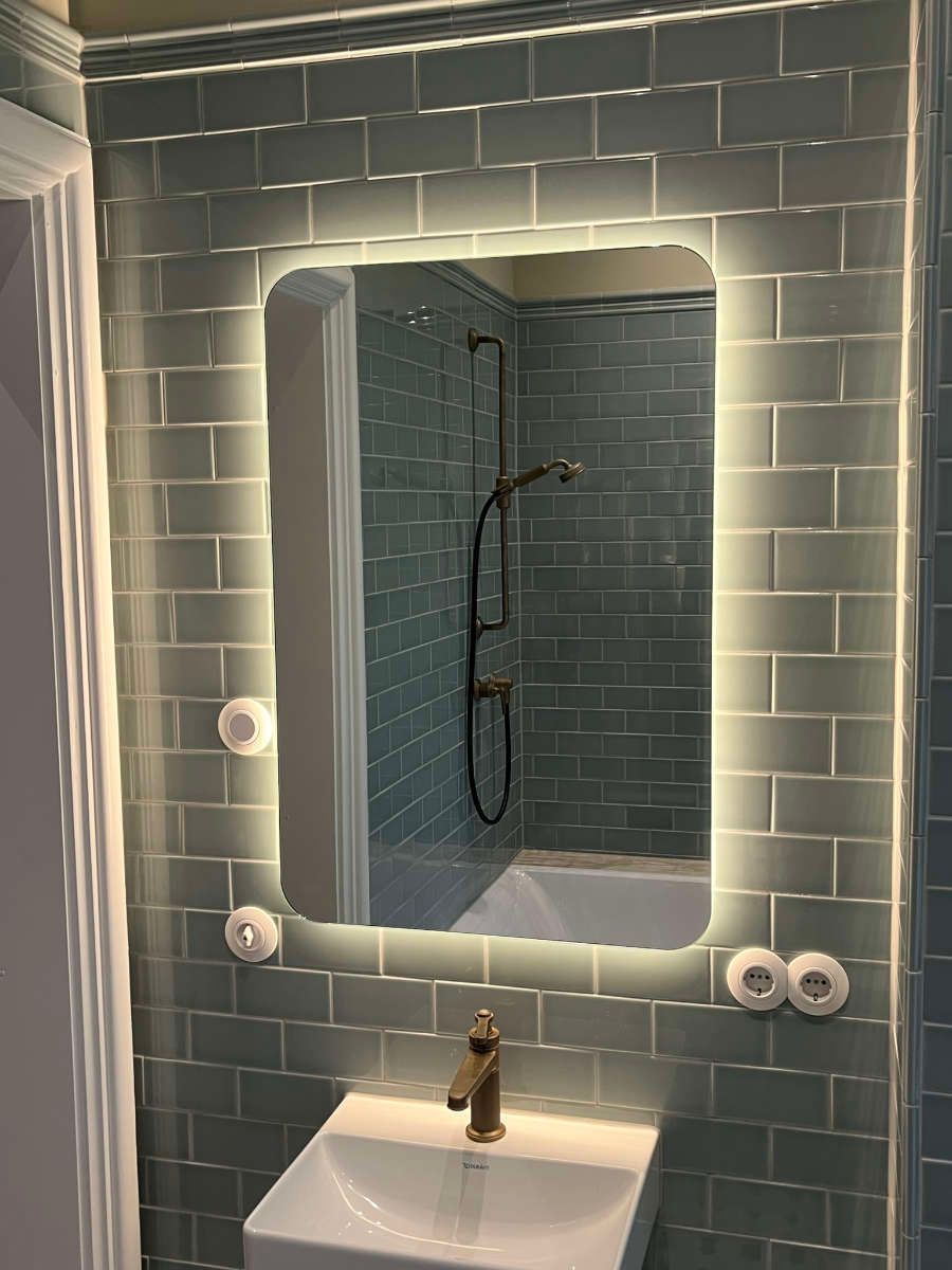 Spiegel Gäste-WC mit Hintergrundbeleuchtung