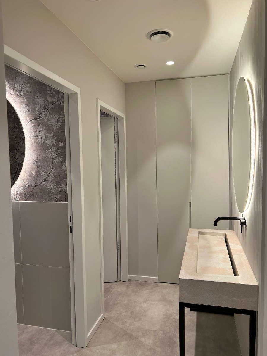 Runder Spiegel mit Hintergrund-Beleuchtung im Restaurant-WC