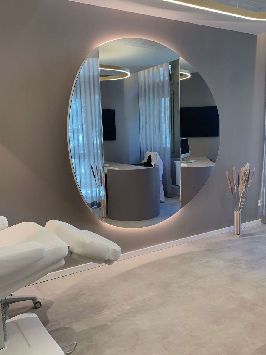 Großer runder Spiegel im Behandlungszimmer
