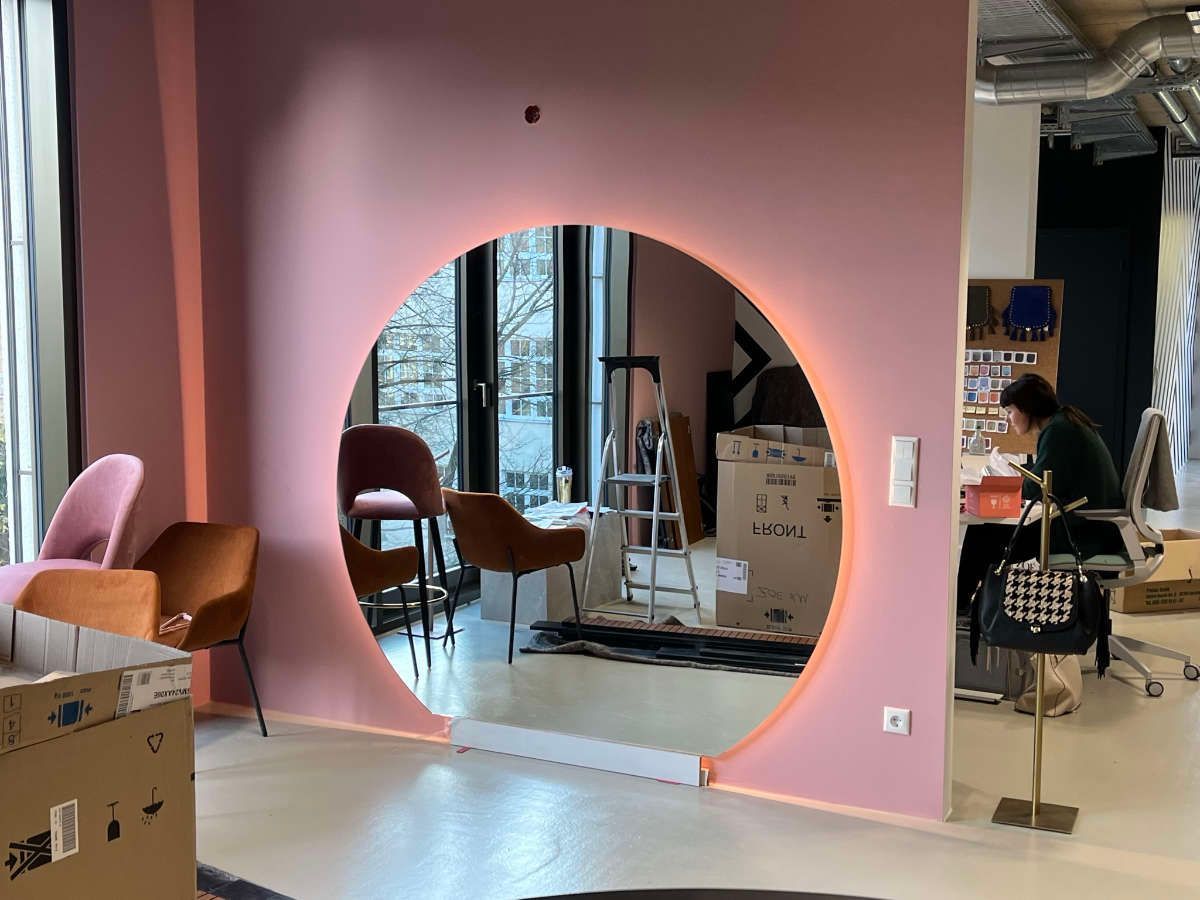 Moderner großer Spiegel mit Hintergrundbeleuchtung und Bodenverankerung