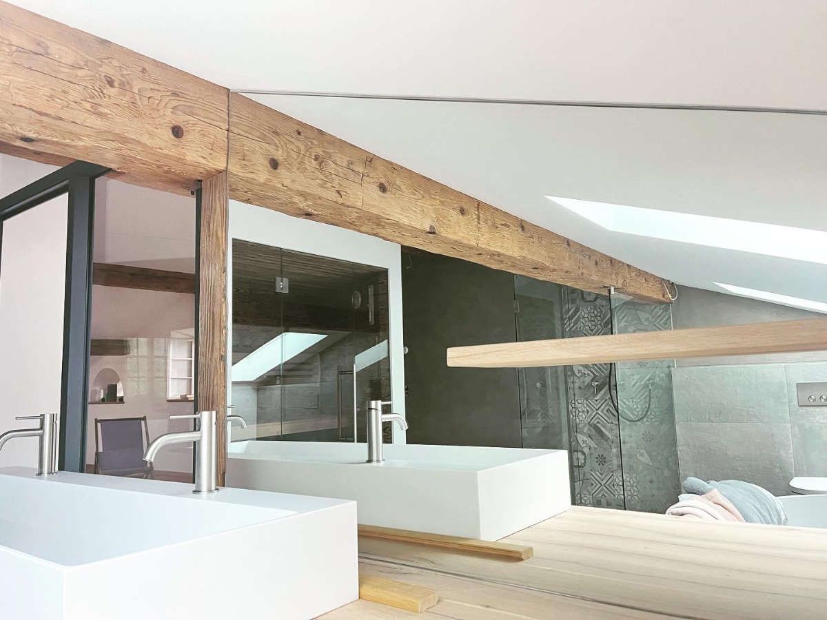 Vollflächiger Wandspiegel in Schräge