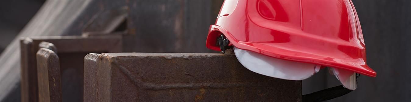 Albert Holzem GmbH Bauunternehnung - roter Bauhelm