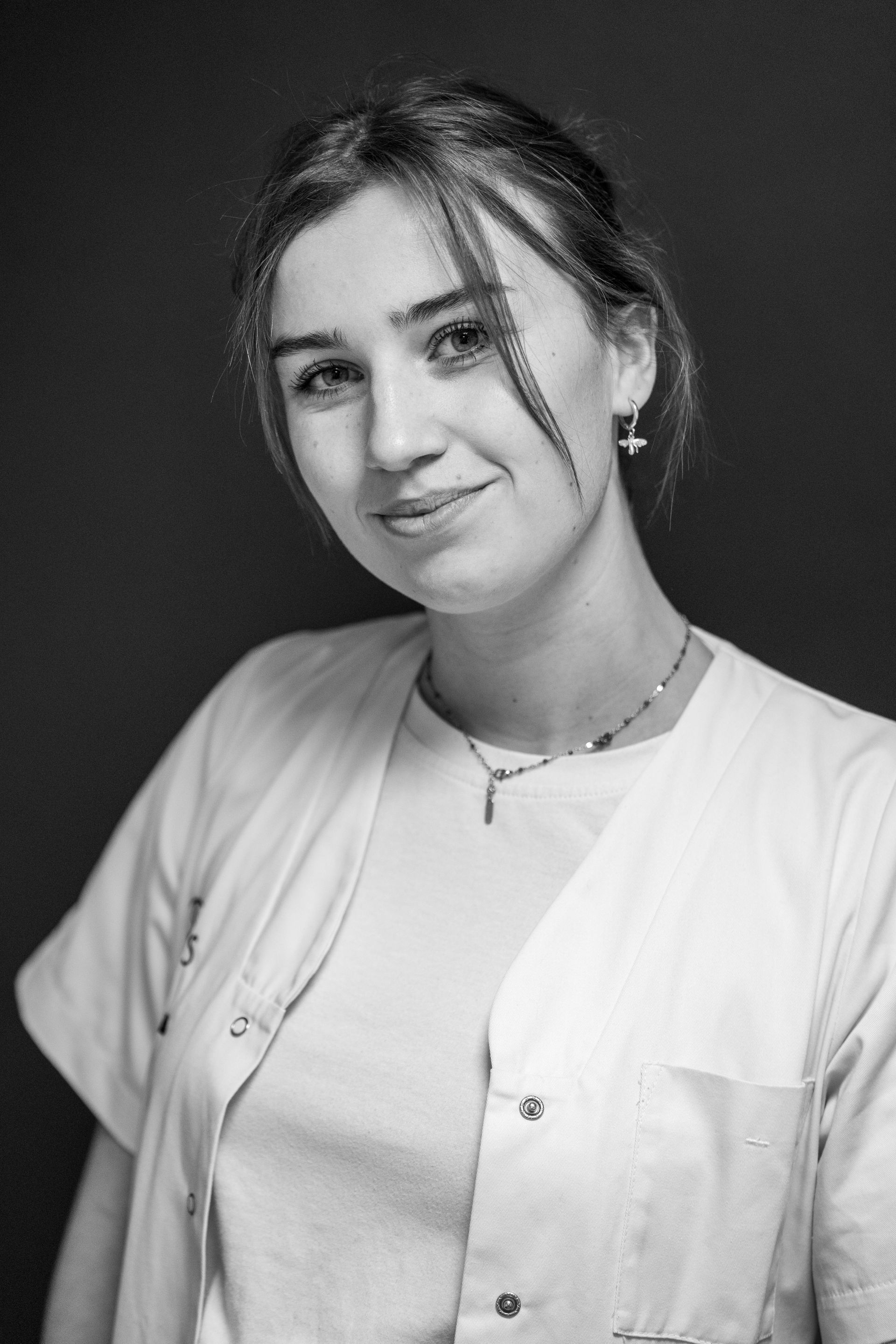 Portrait noir et blanc de Emma Léonard, Kinésithérapeute générale.