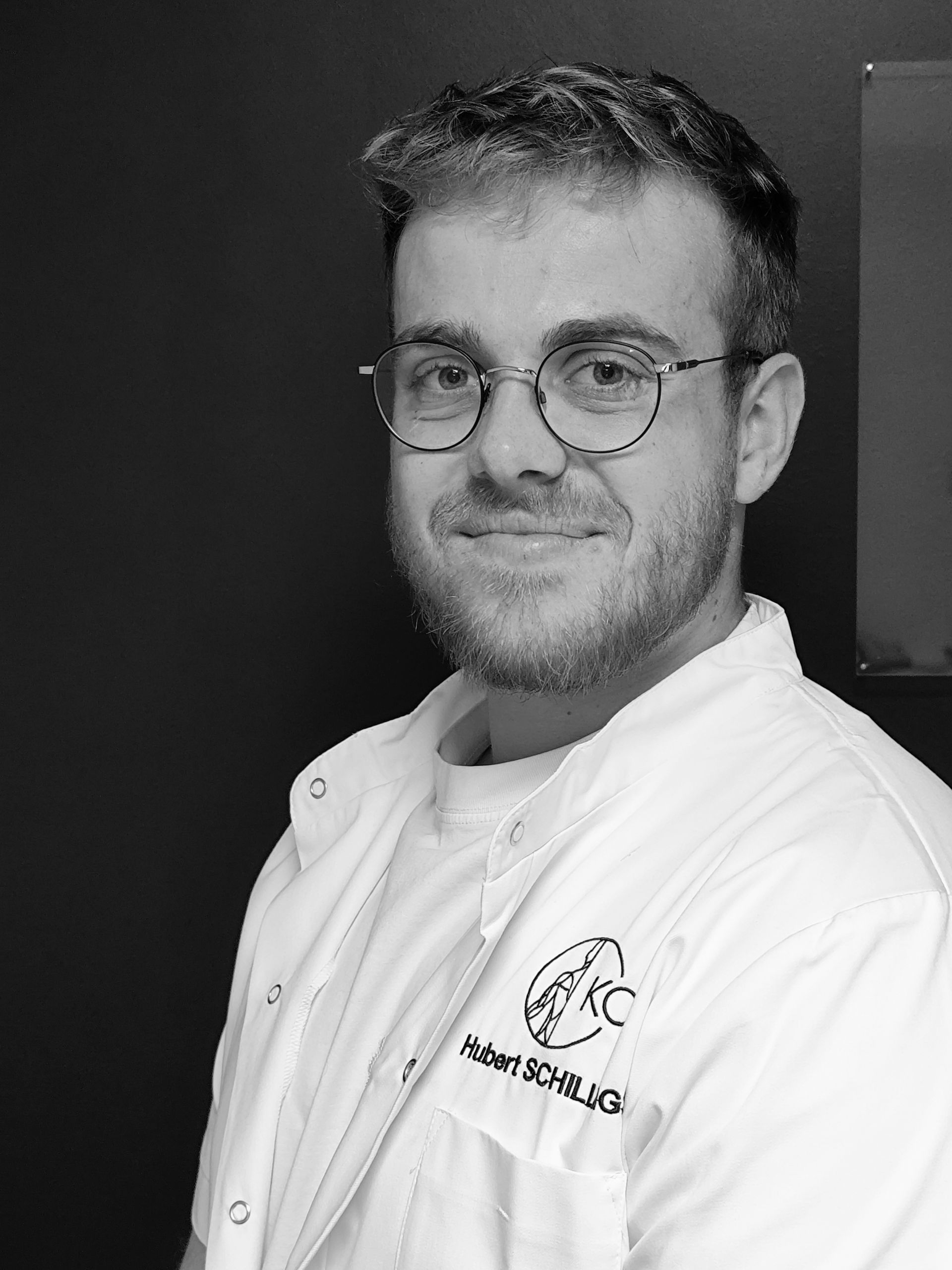 Portrait noir et blanc de Hubert Schillings, Kinésithérapeute général et sportif.