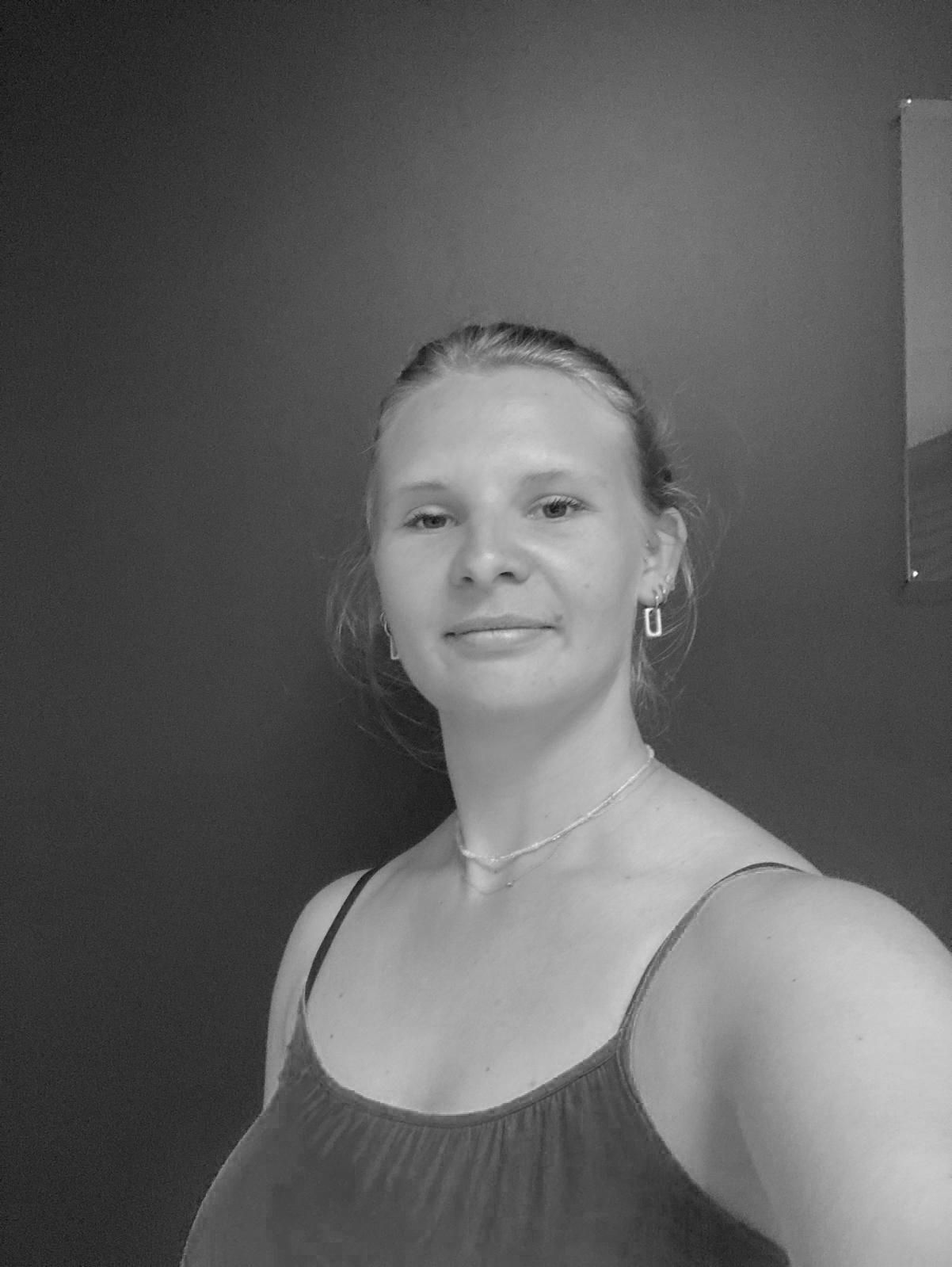 Portrait noir et blanc de Manon Adam, Kinésithérapeute générale.