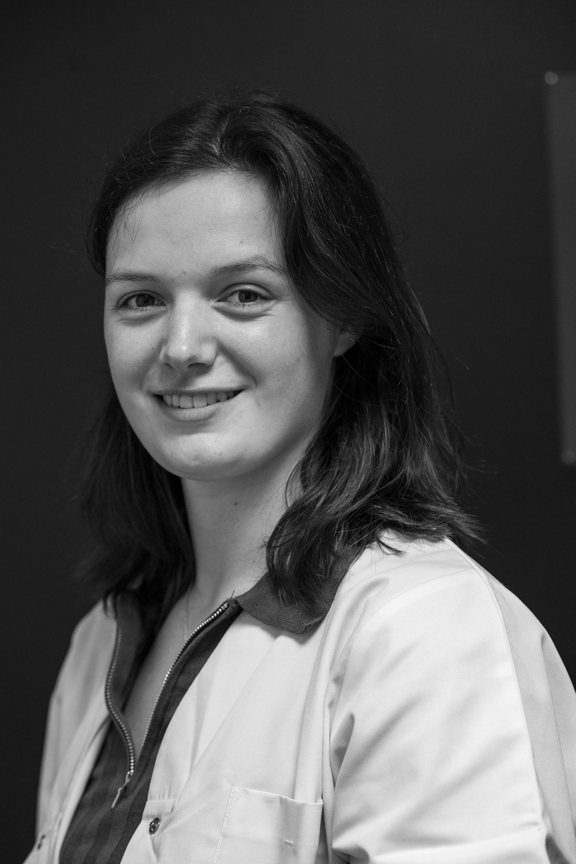 Portrait noir et blanc de Manon Adam, Kinésithérapeute générale.