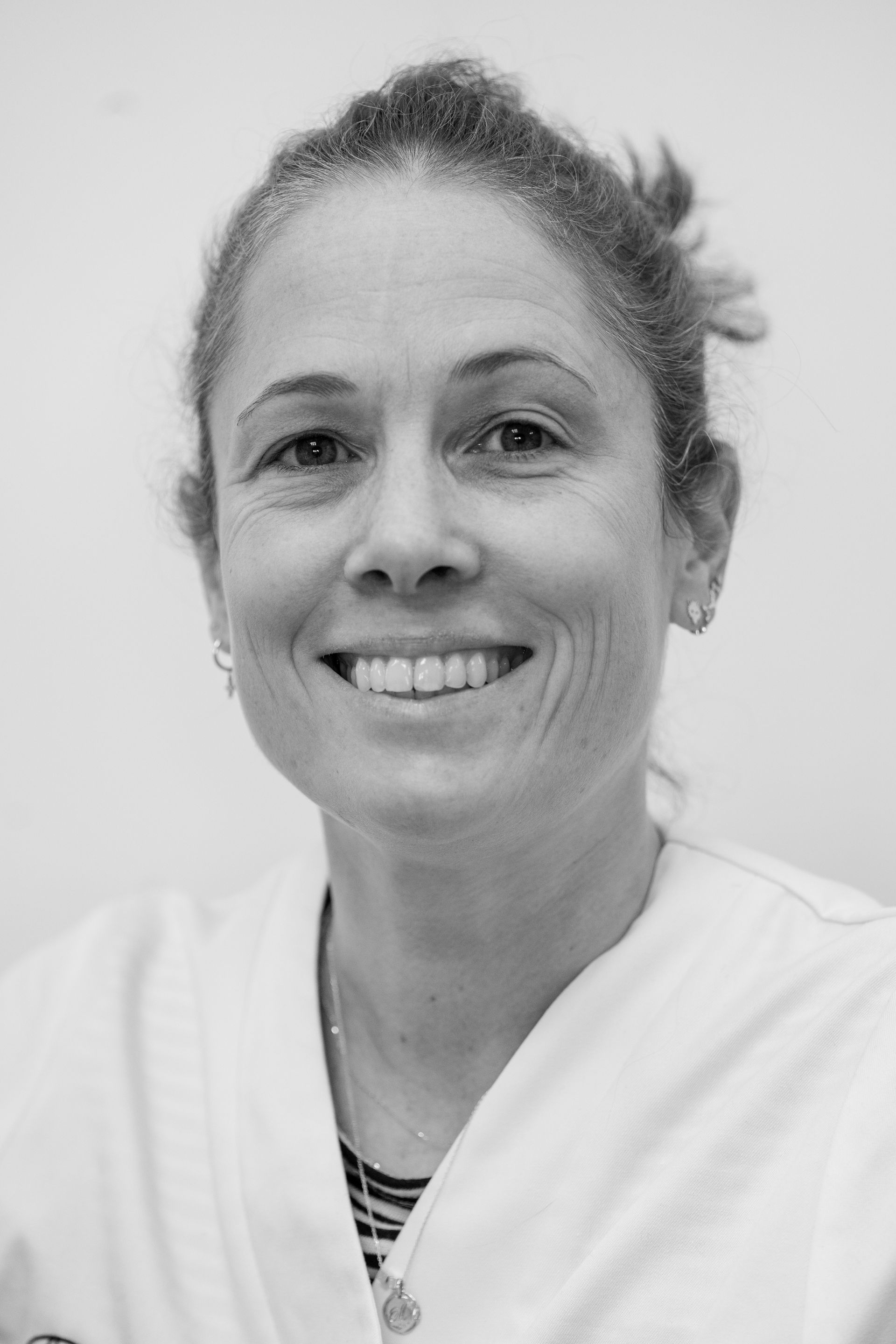 Photo portrait en noir et blanc de Mélanie Sauvage, osthéopathe générale et pédiatre.