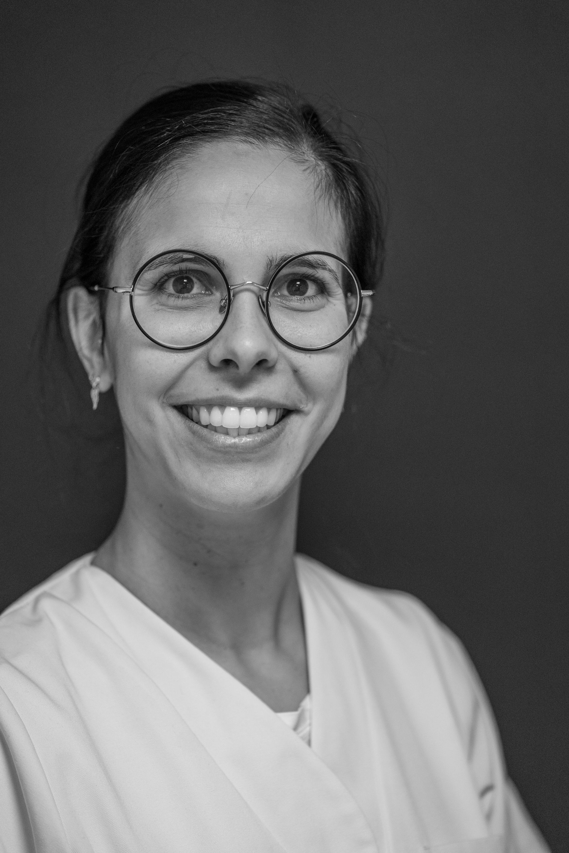 Portrait noir et blanc de Perrine Vansantvoort, kinésithérapeute générale, posturale et respiratoire.