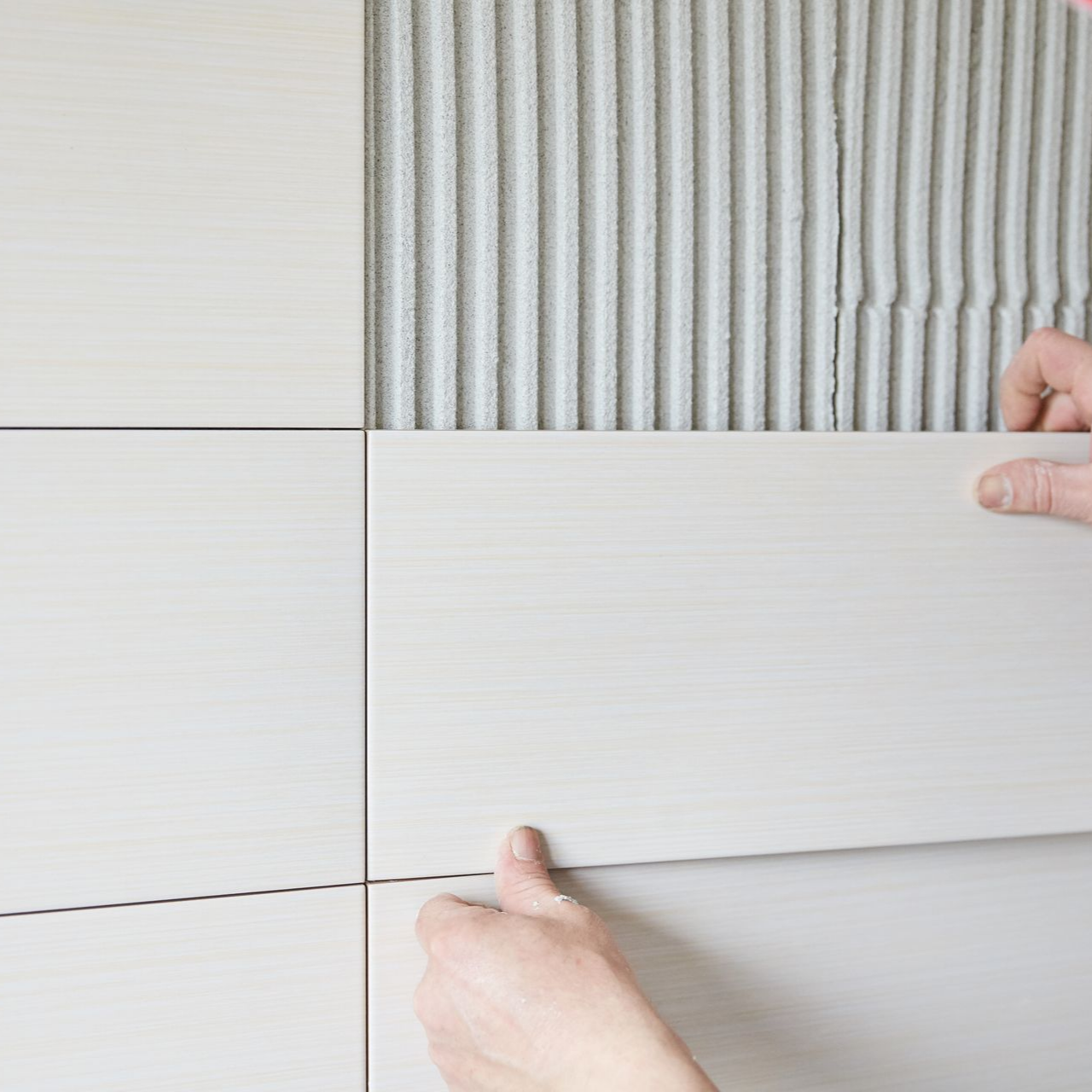Pose de carrelage sur un mur