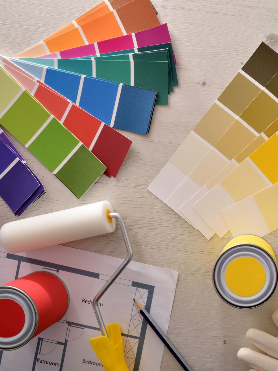 Des palettes de couleurs, un rouleau et un pot de peinture