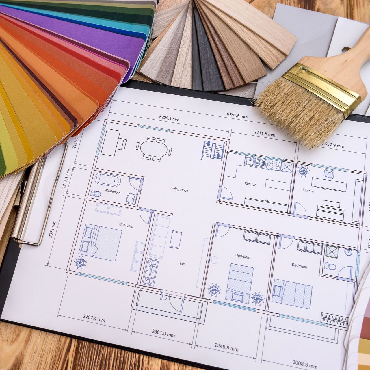 Un plan de maison, avec un pinceau de peinture et des planches de couleurs
