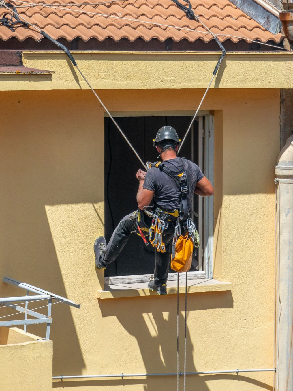 Un homme qui effectue un ravalement de façade