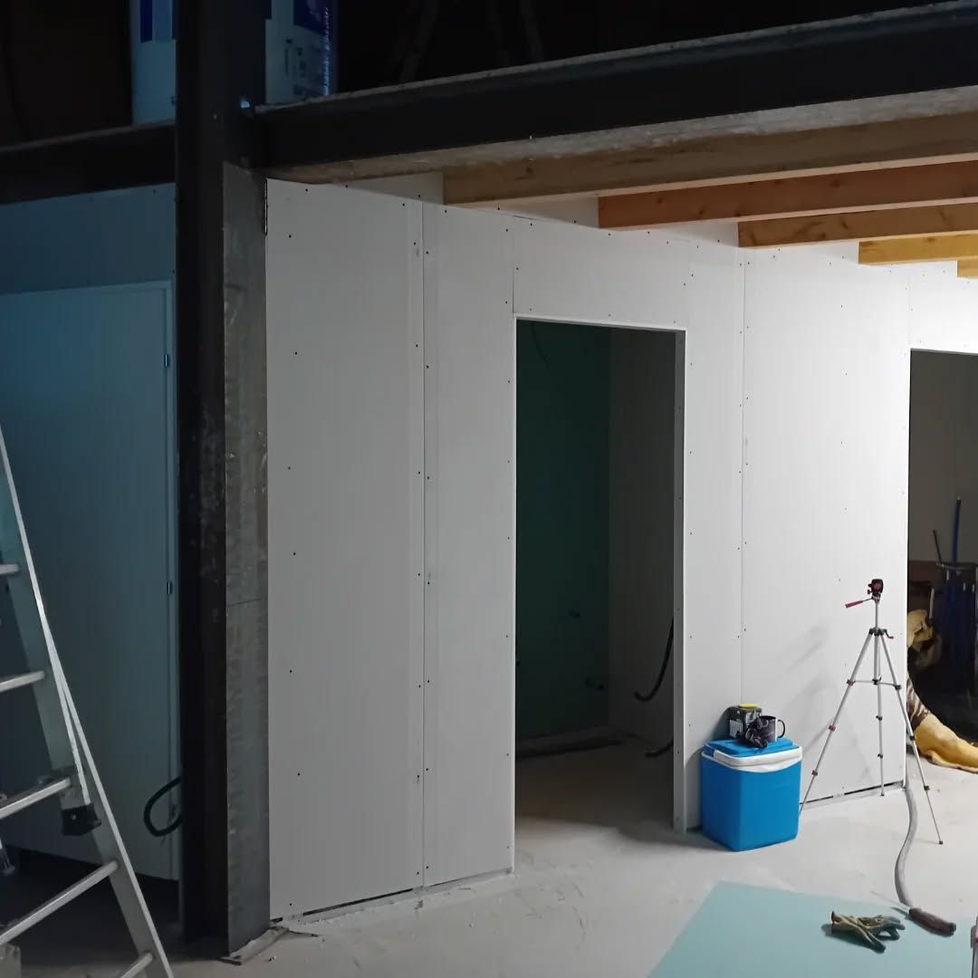 Un mur en placo avec ouvertures de portes