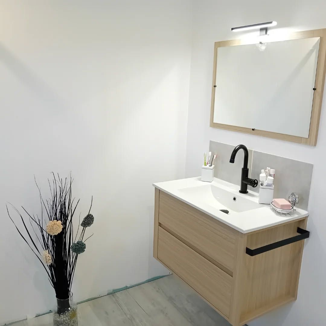 Salle de bains aux murs blancs
