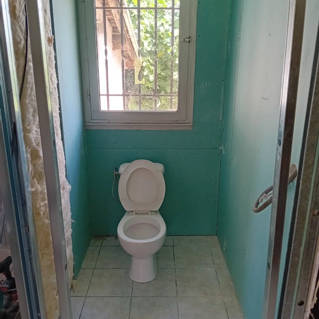 Un cabinet de toilette en rénovation