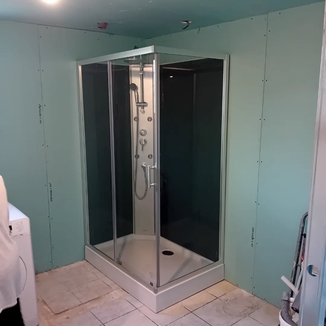 Une cabine de douche dans une salle de bains en rénovation