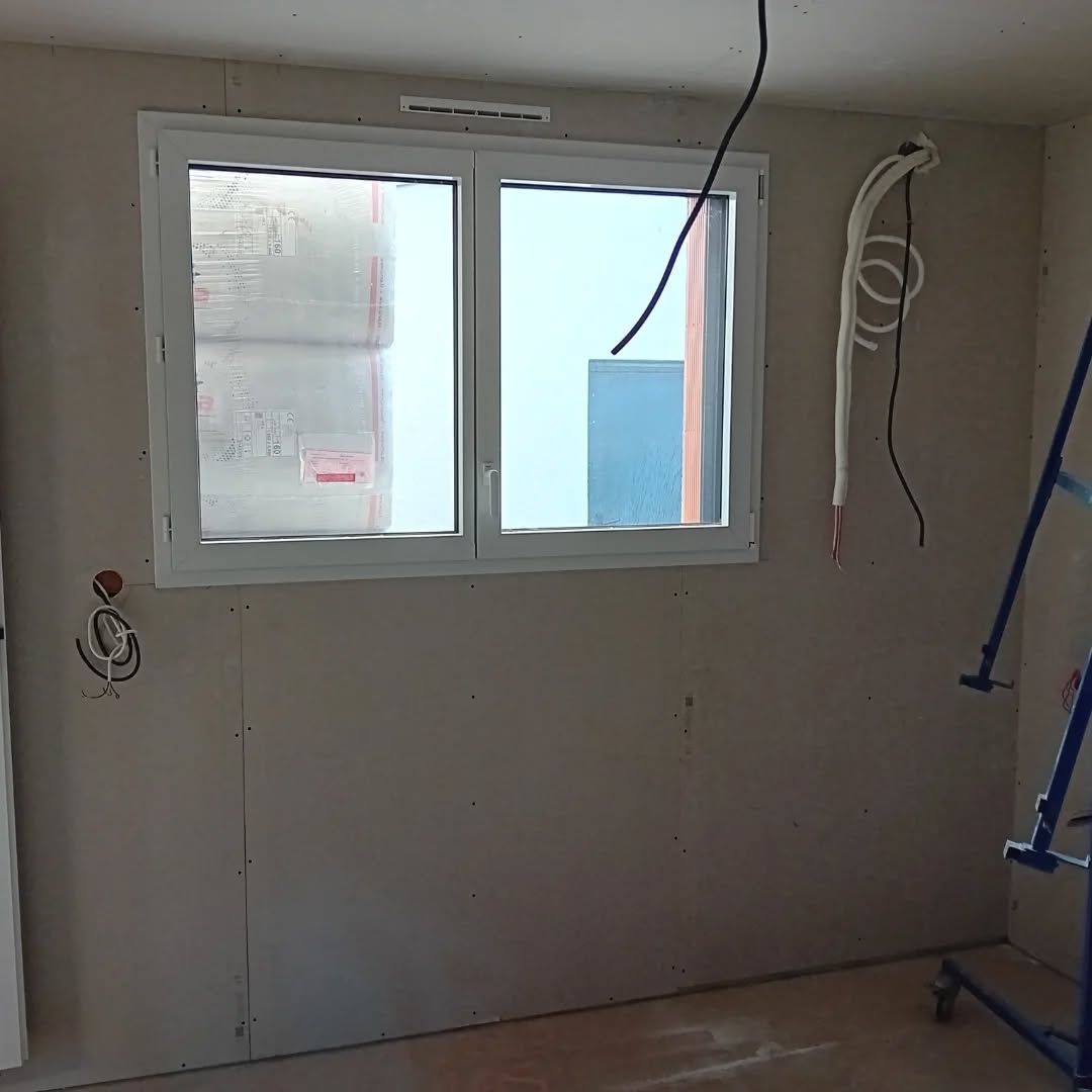 Un mur en placo avec fenêtre