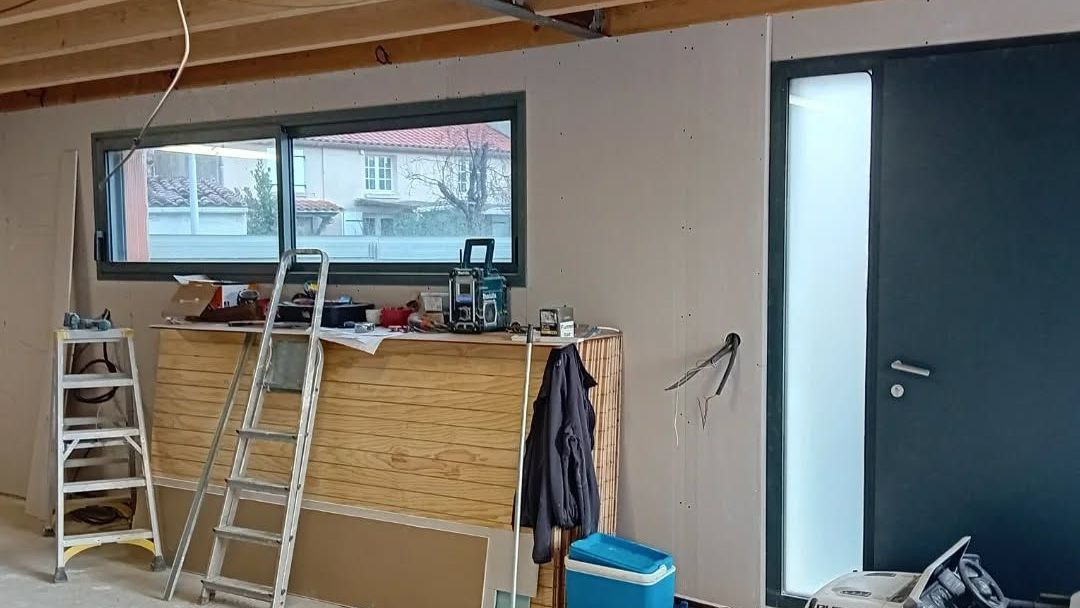 Entrée de maison en cours de rénovation