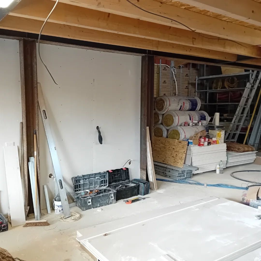 Chantier d'isolation dans une pièce