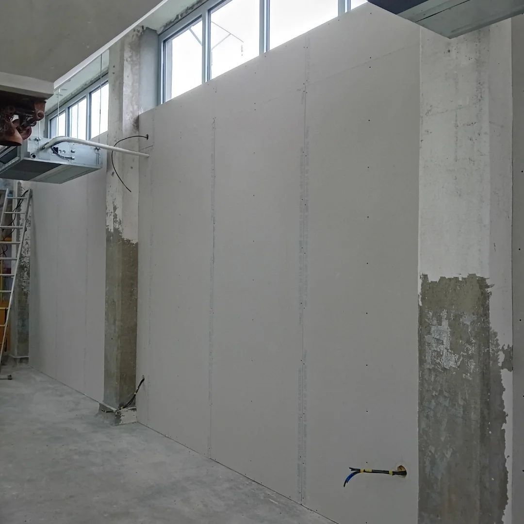 Un mur en cours de placage