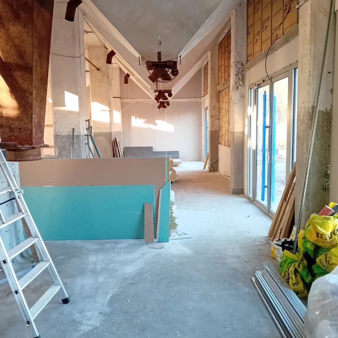 Une grande pièce en cours de rénovation