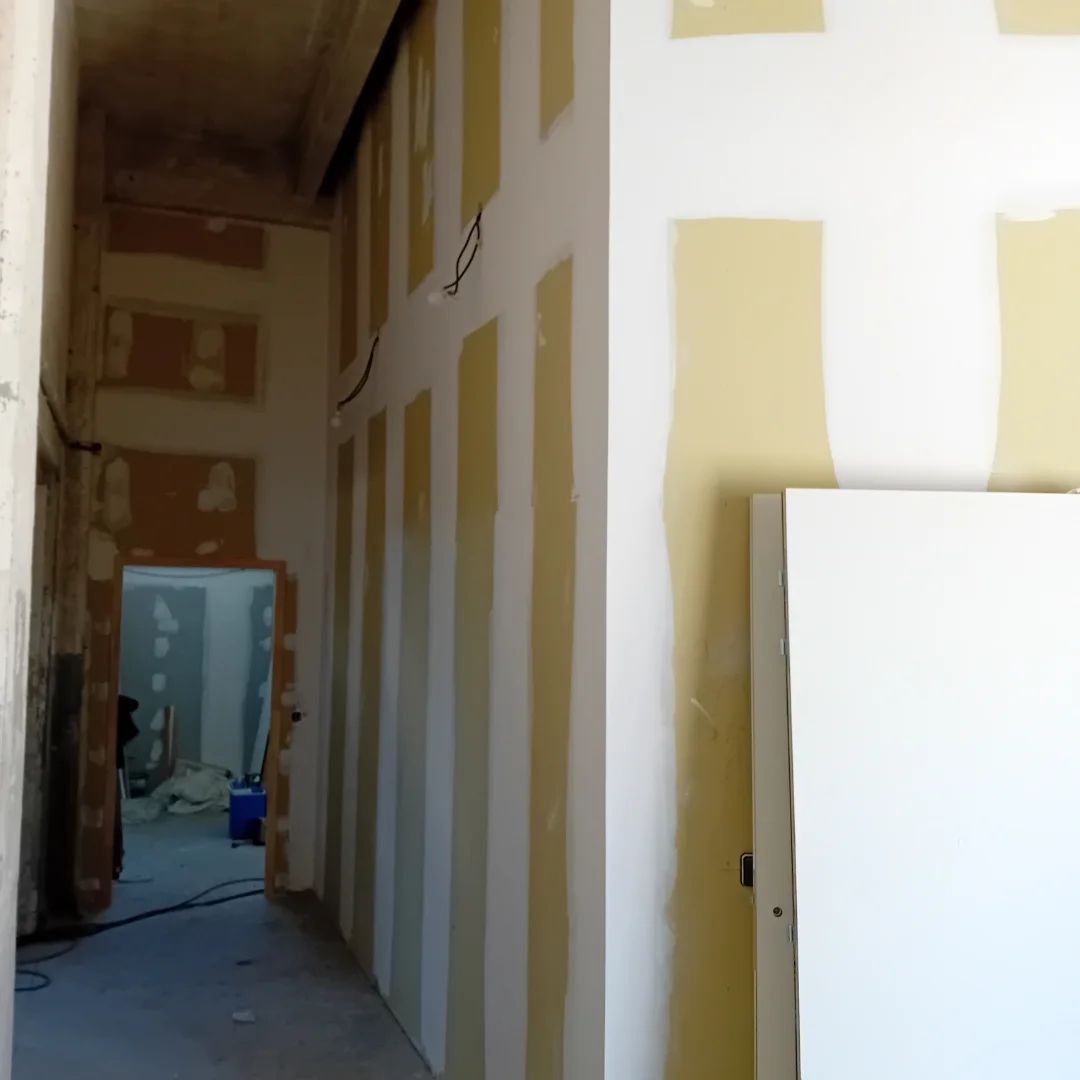 Murs plaqués et jointoyés