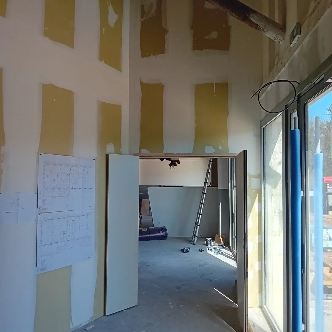 Placage jointoyé avec baie vitrée