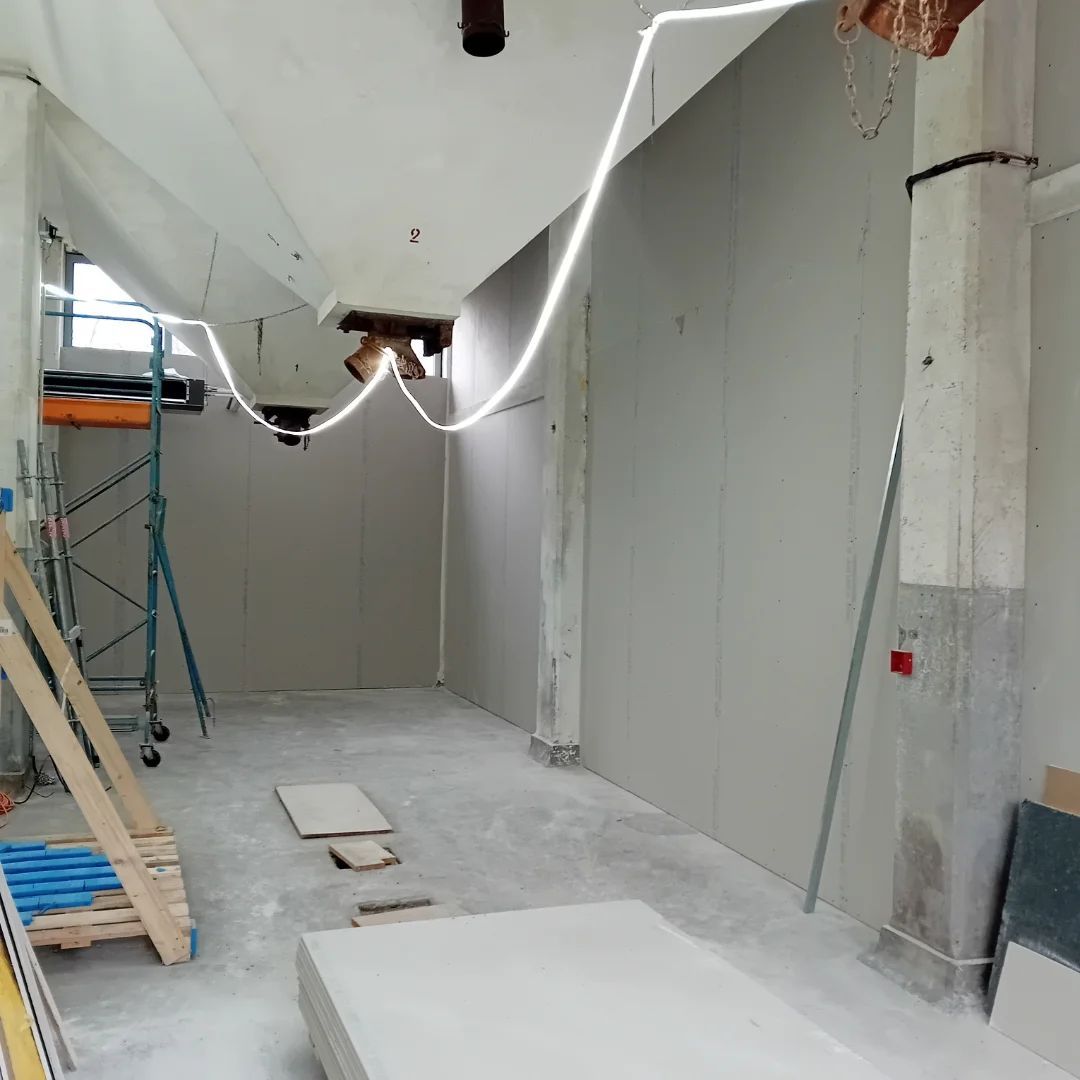 Chantier de cloisons en plâtre