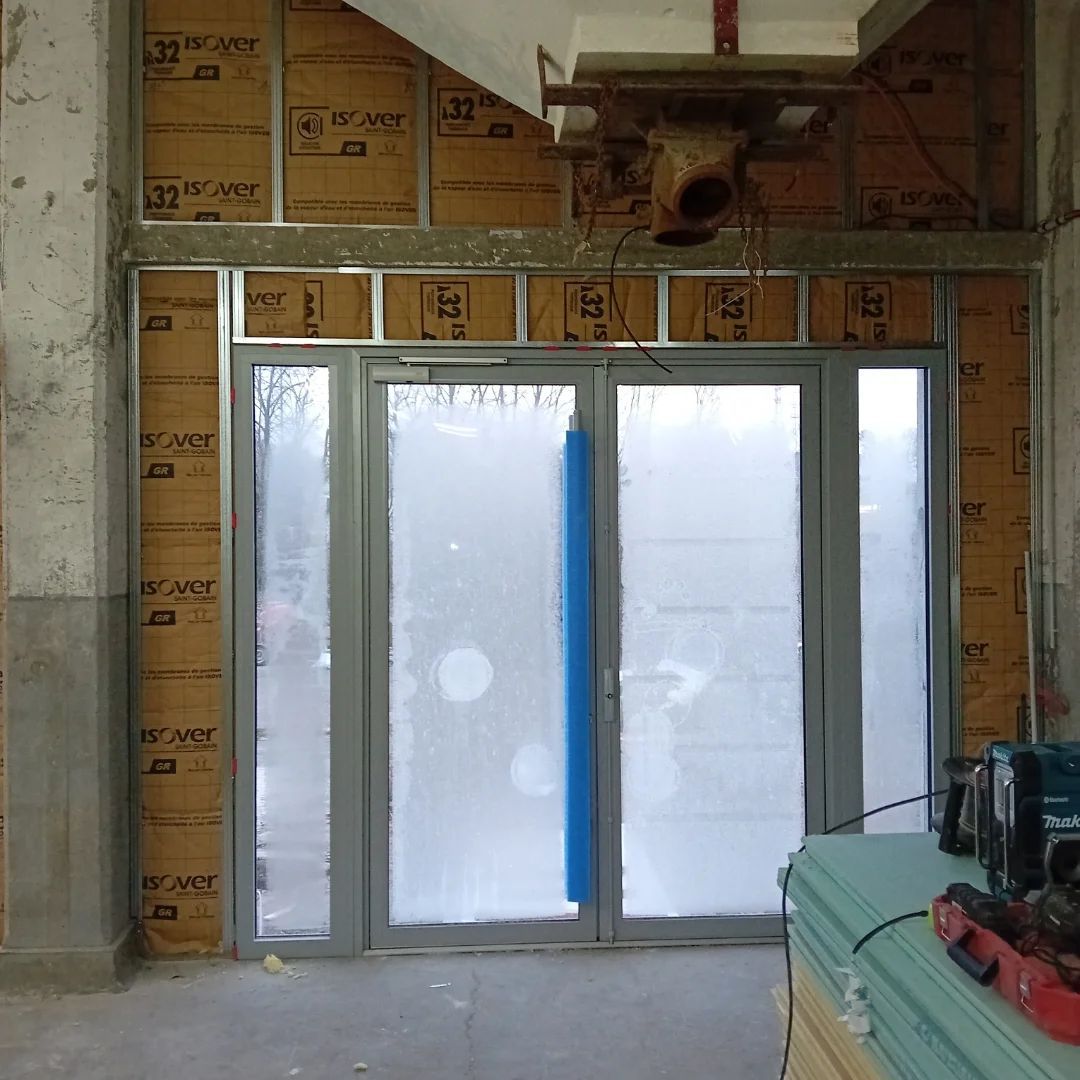 Porte-fenêtre dans une cloison isolée