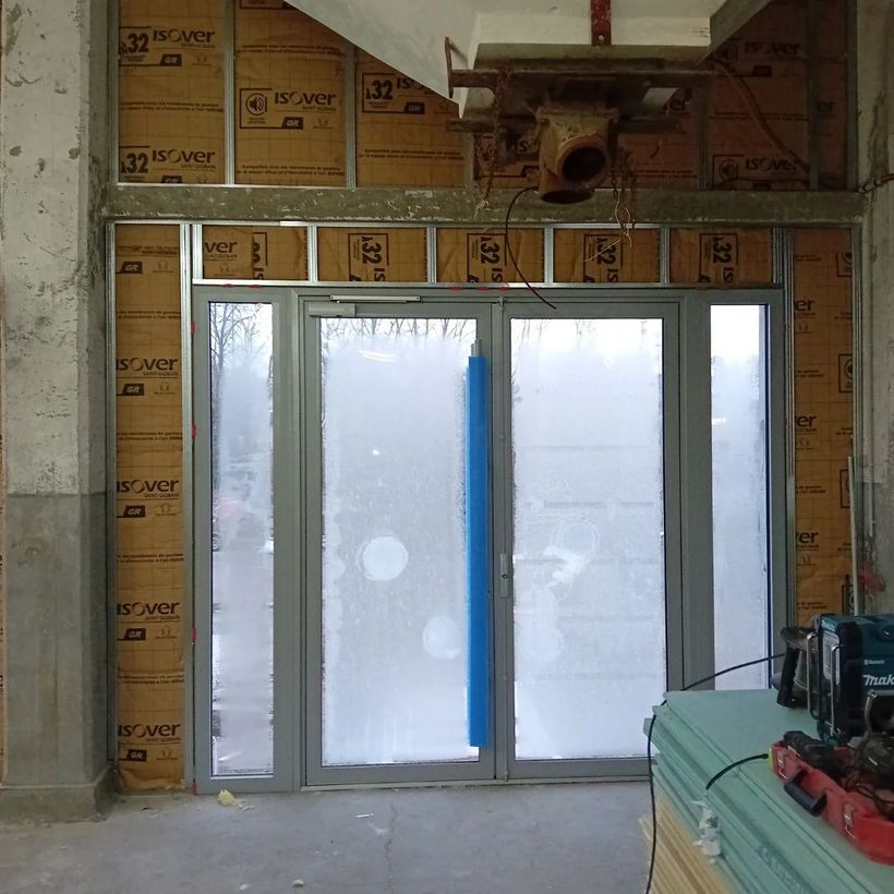 Porte-fenêtre en cours de pose