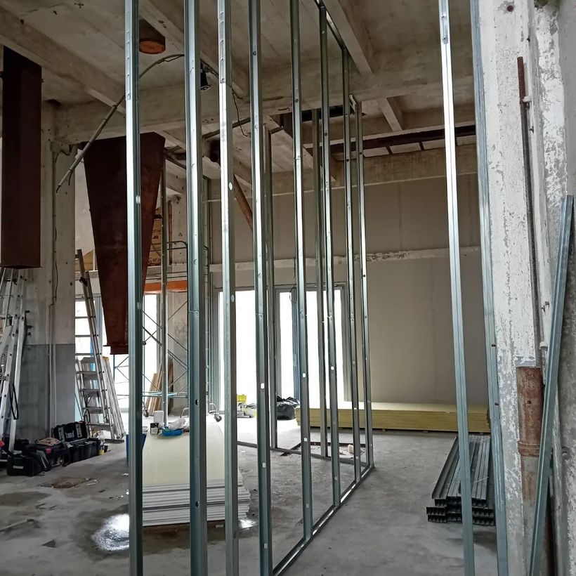 Cloison en cours de construction