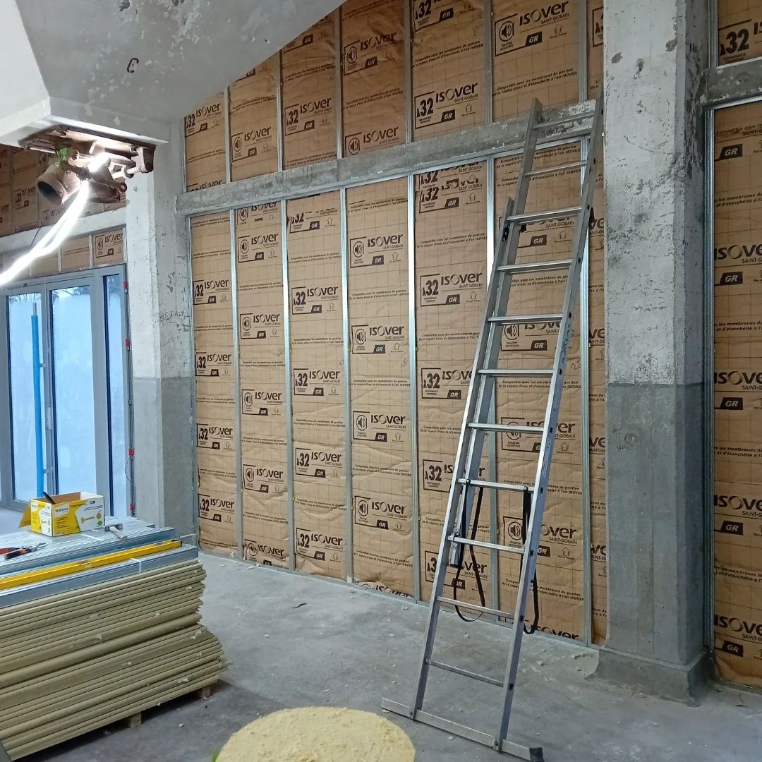 Mur en cours d'isolation en laine