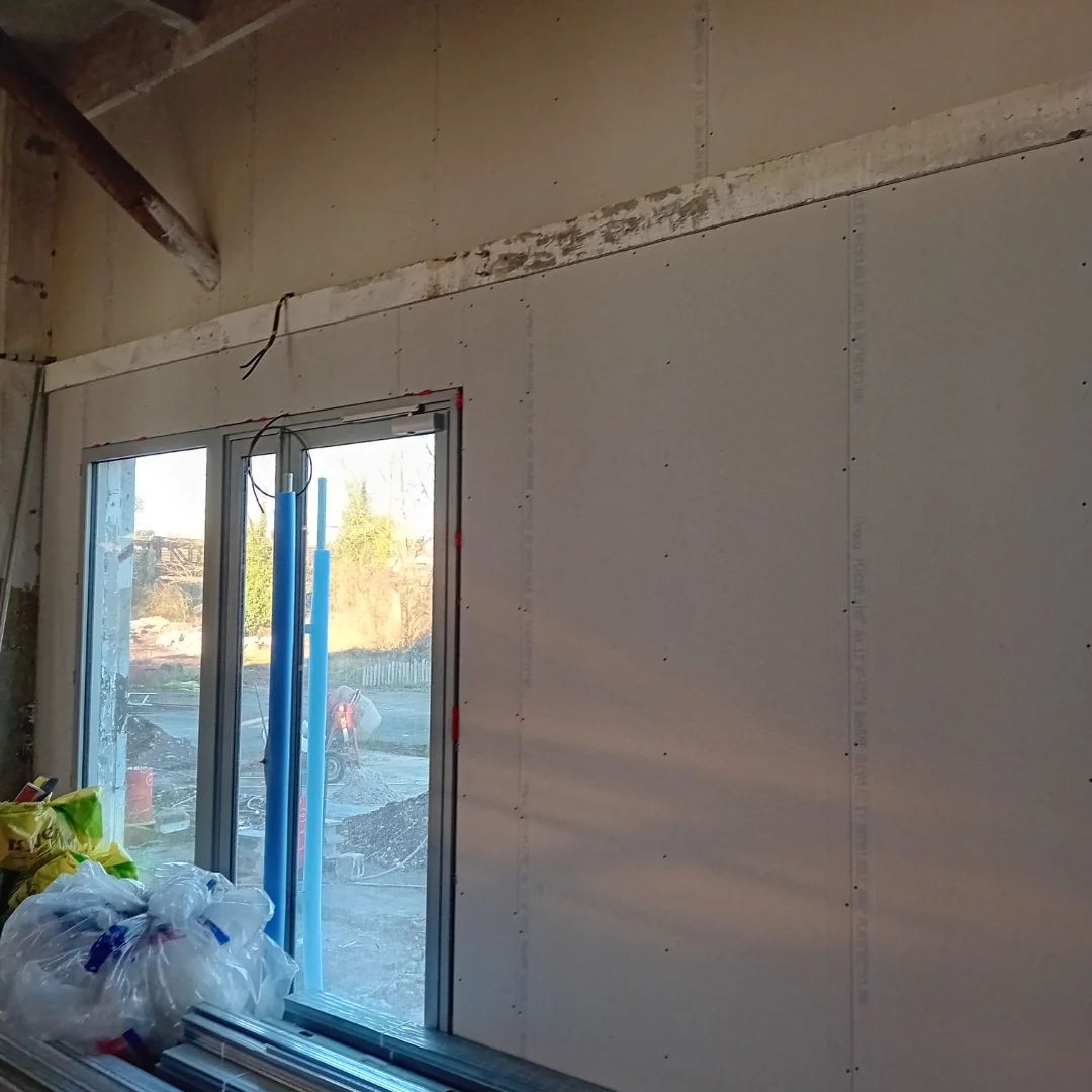 Baie vitrée dans une cloison plaquée