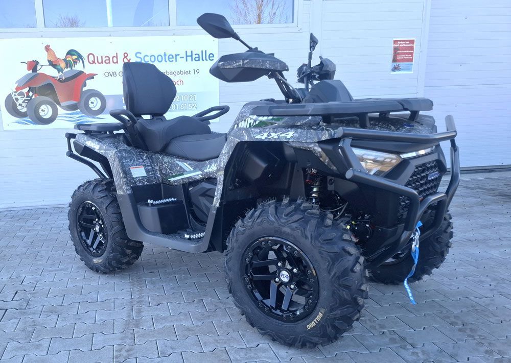 Drei Roller stehen vor einem Schild mit der Aufschrift „Quad & Scooter-Halle“