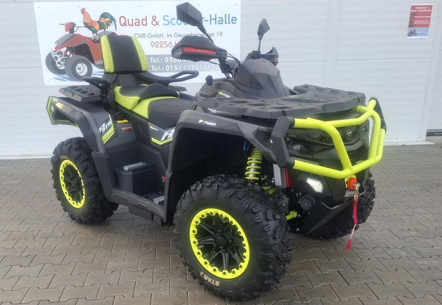 Ein grünes ATV steht vor einem Schild mit der Aufschrift „Quad & Scooter-Halle“