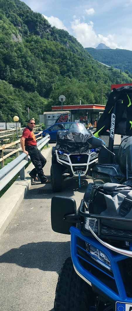 Eine Gruppe Geländefahrzeuge ist am Straßenrand geparkt.