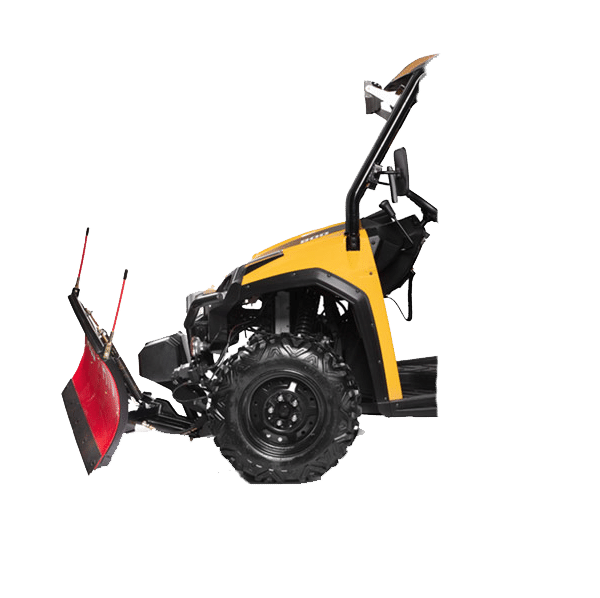 Ein gelber Traktor mit einem daran befestigten Schneepflug.