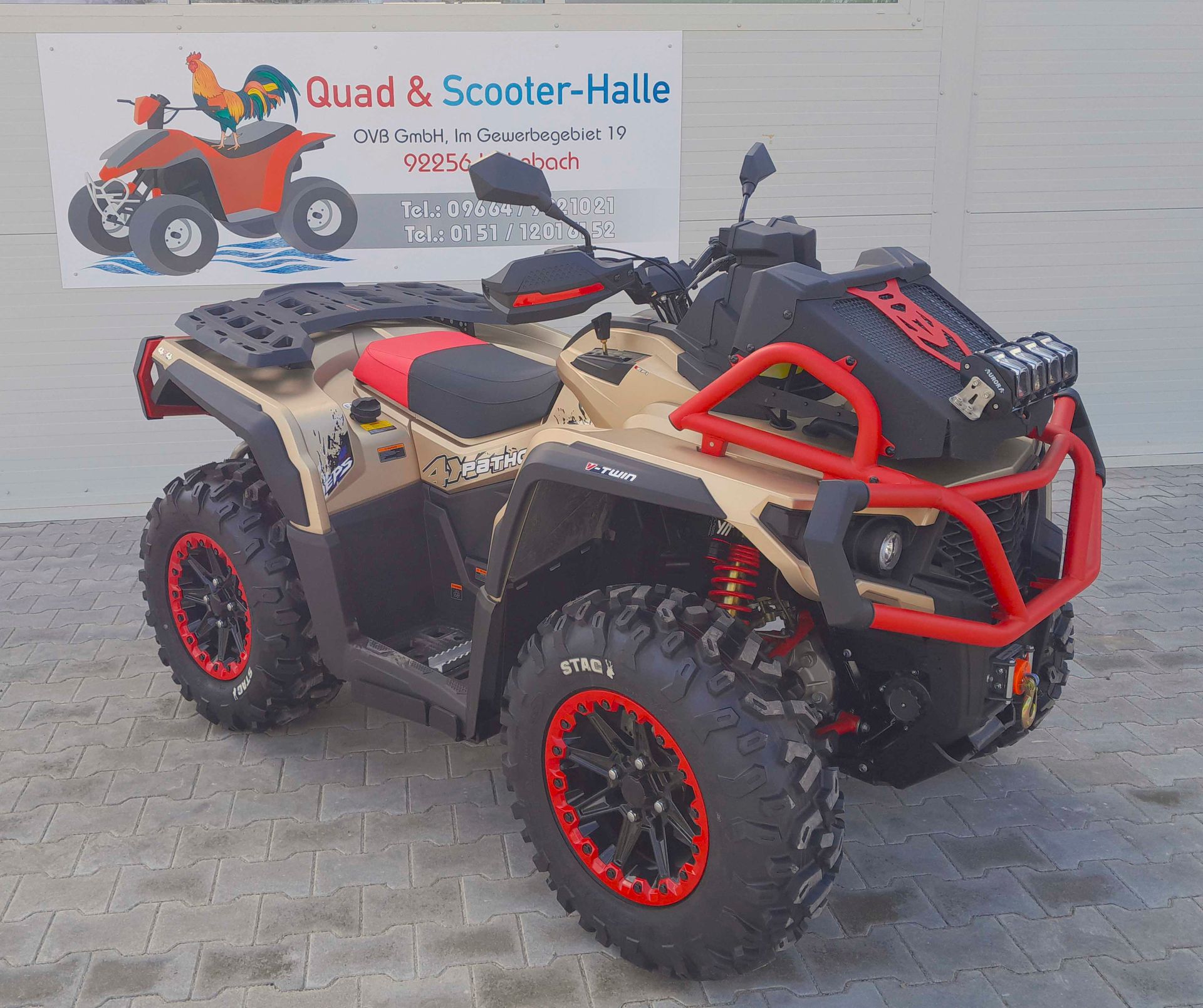 Ein ATV steht vor einem Schild mit der Aufschrift „Quad & Scooter-Halle“