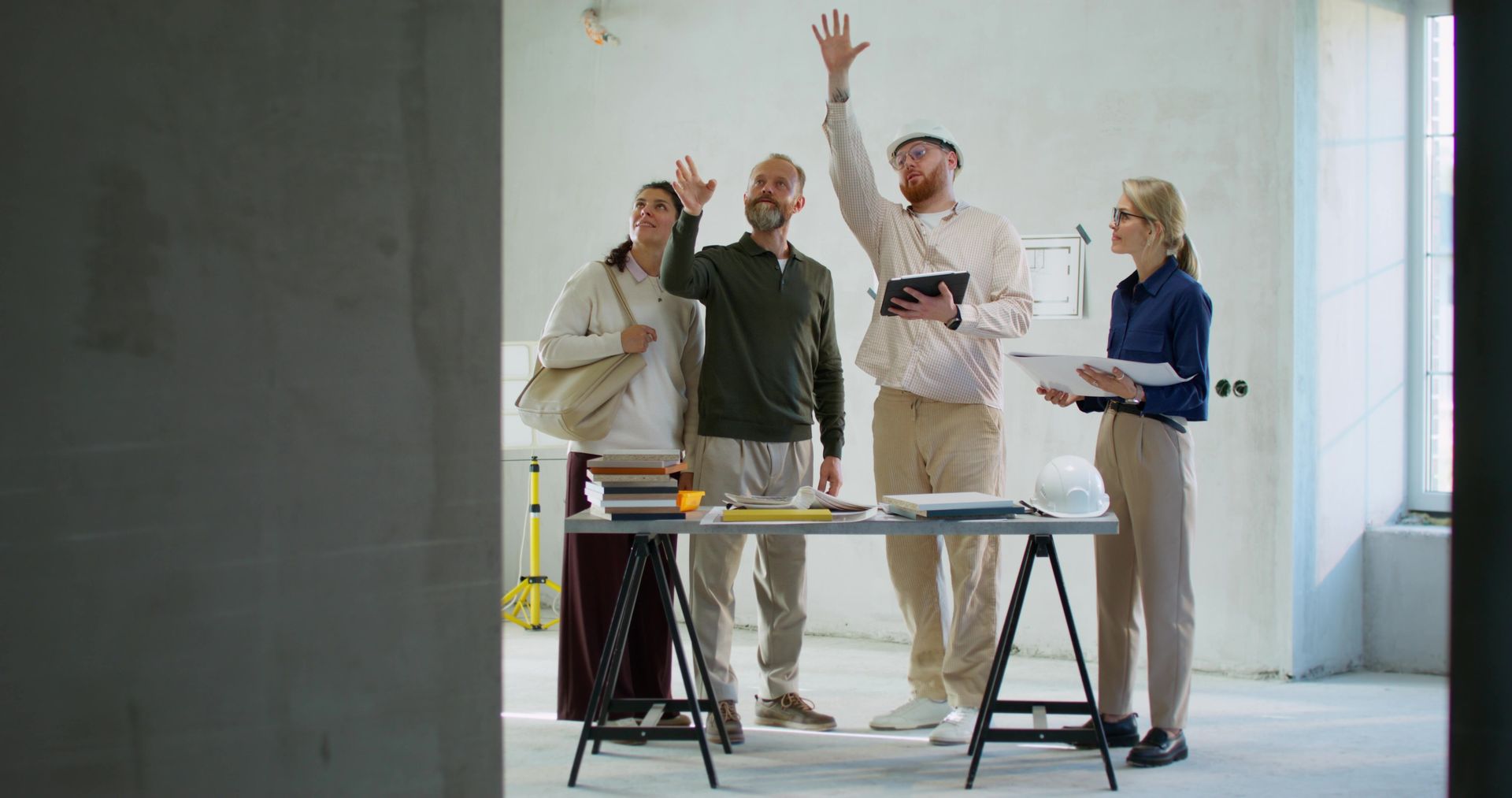 Les clients discutent avec le contremaître et le concepteur du chantier