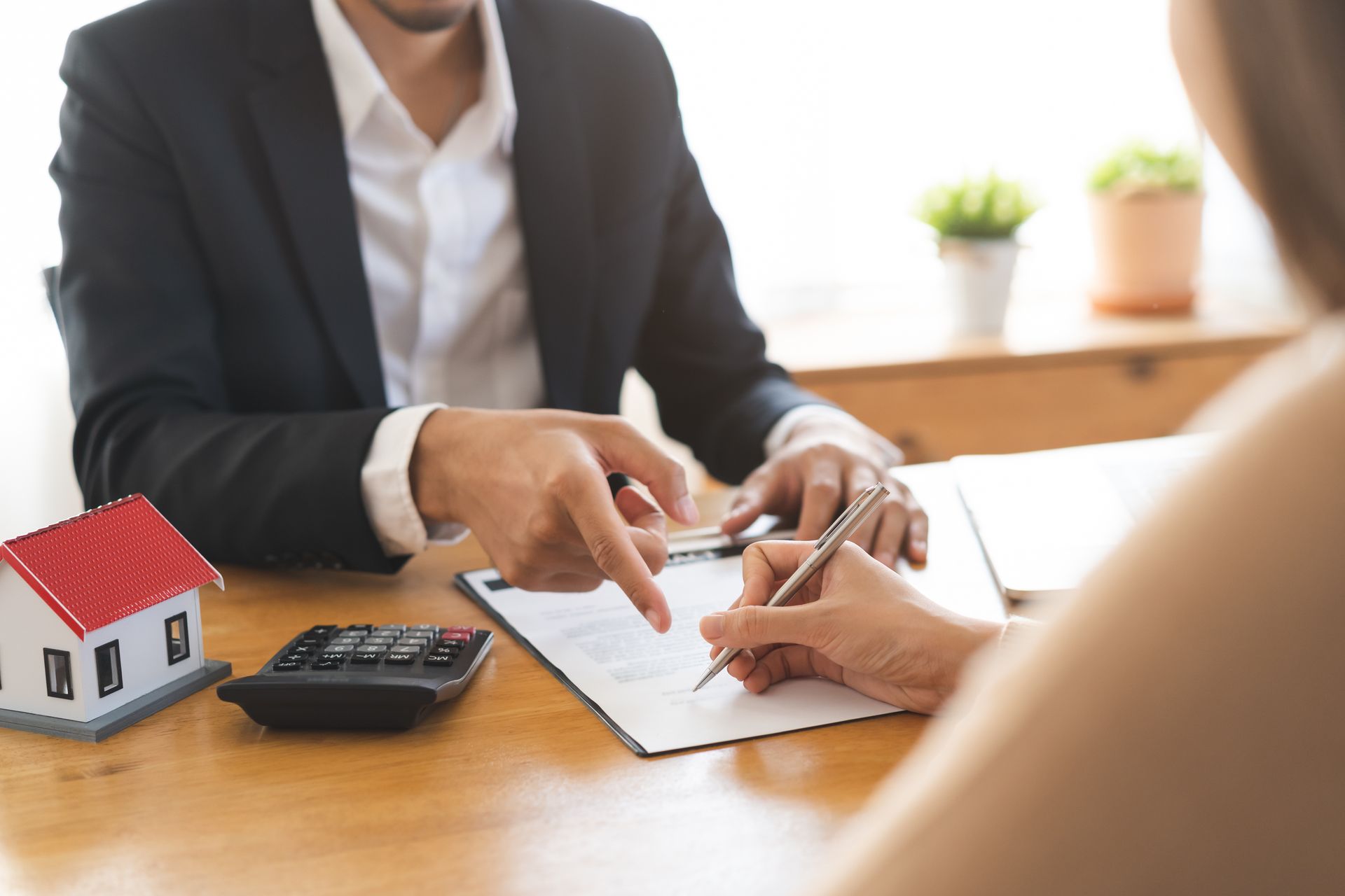 Deux personnes qui regardent des parcelles de terrains sur un ordinateur