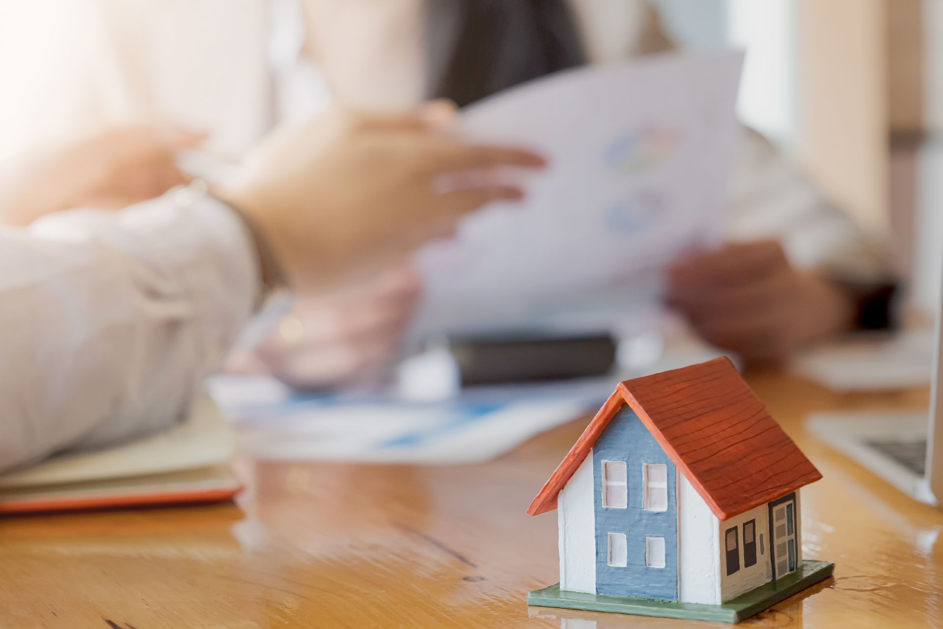 Agent immobilier présentant et conseillant le client pour la prise de décision, la signature du contrat d'assurance