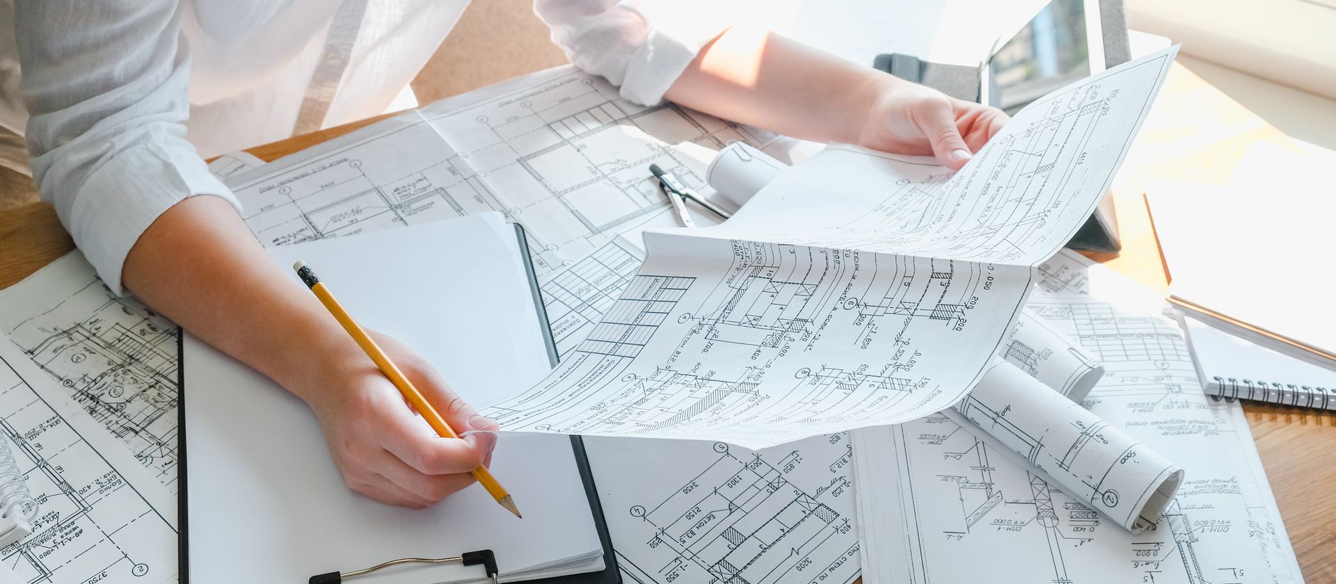 Architecte qui travaille sur des plans de maison